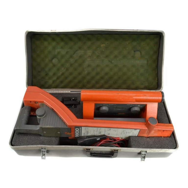Metrotech 9800 Utility Line Pipe Locator 990SFL Transmitter w/ Case