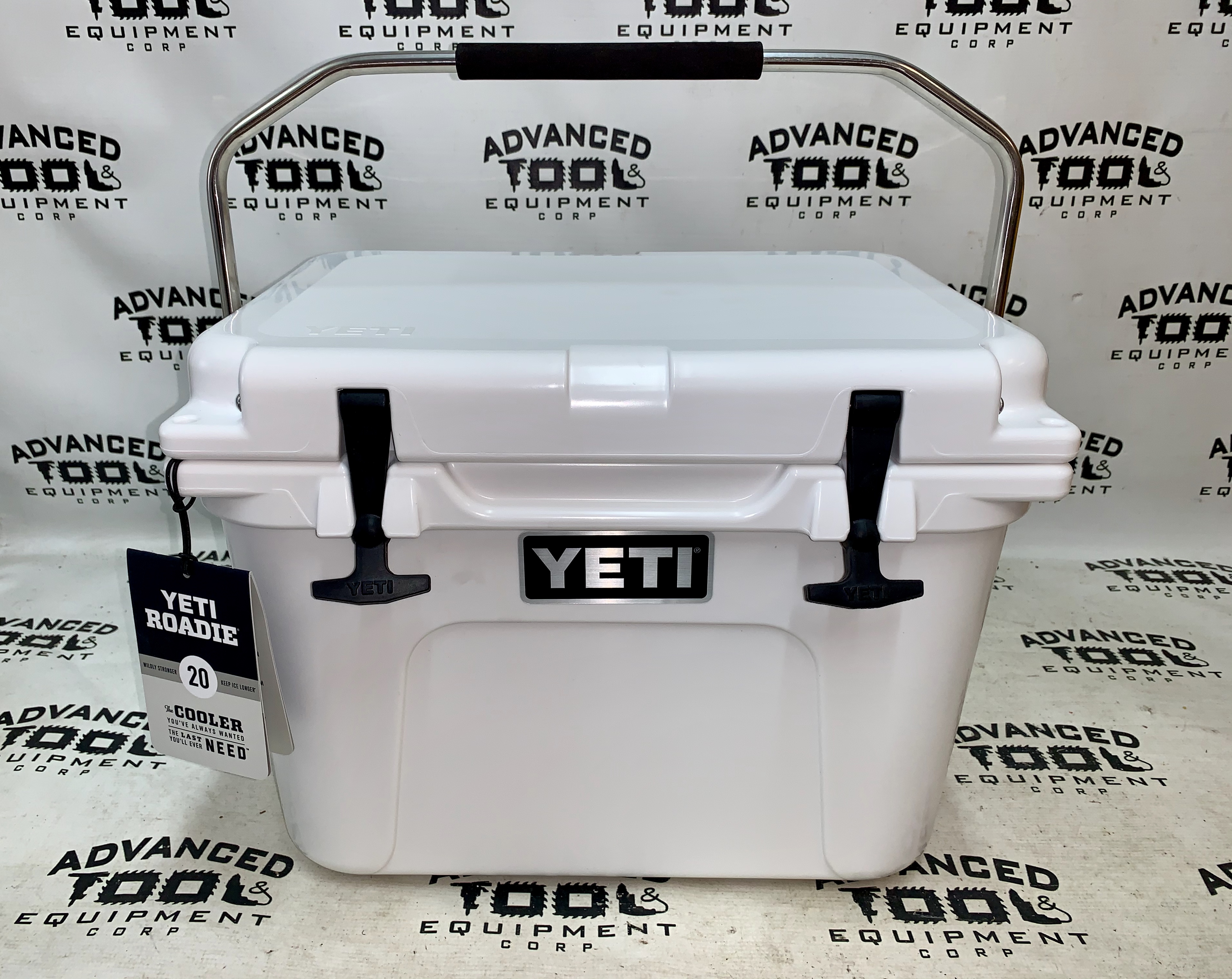 new-classic-style-yeti-roadie-20-rotomolded-cooler-white-advanced