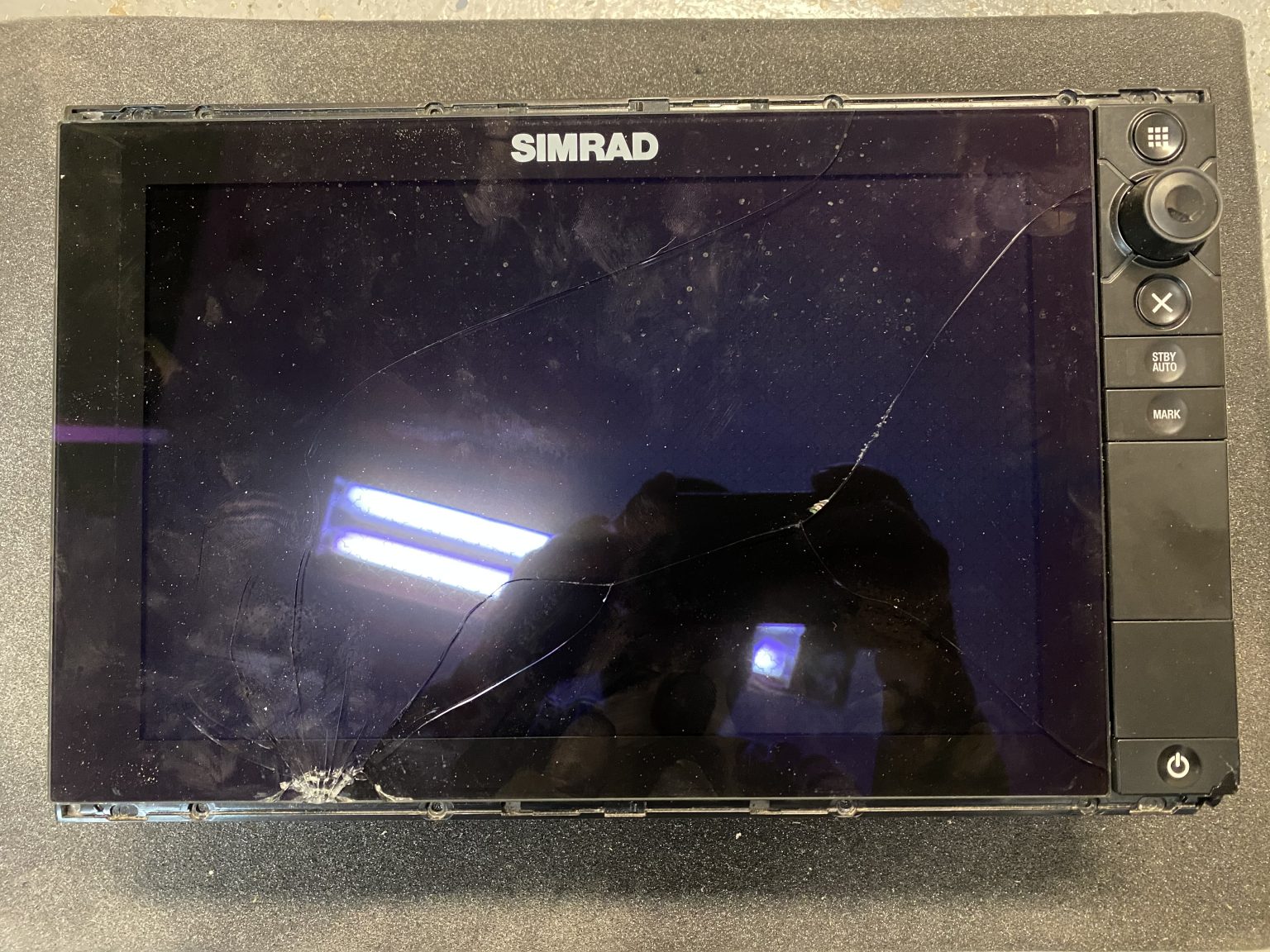 Simrad NSS12 EVO2 Marine Chart Plotter GPS (Cracked LCD) Advanced