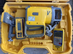 Pre-owned Spectra Precision UL633N Universal Laser w/ (2) HL760, RC603N Remote, Charger